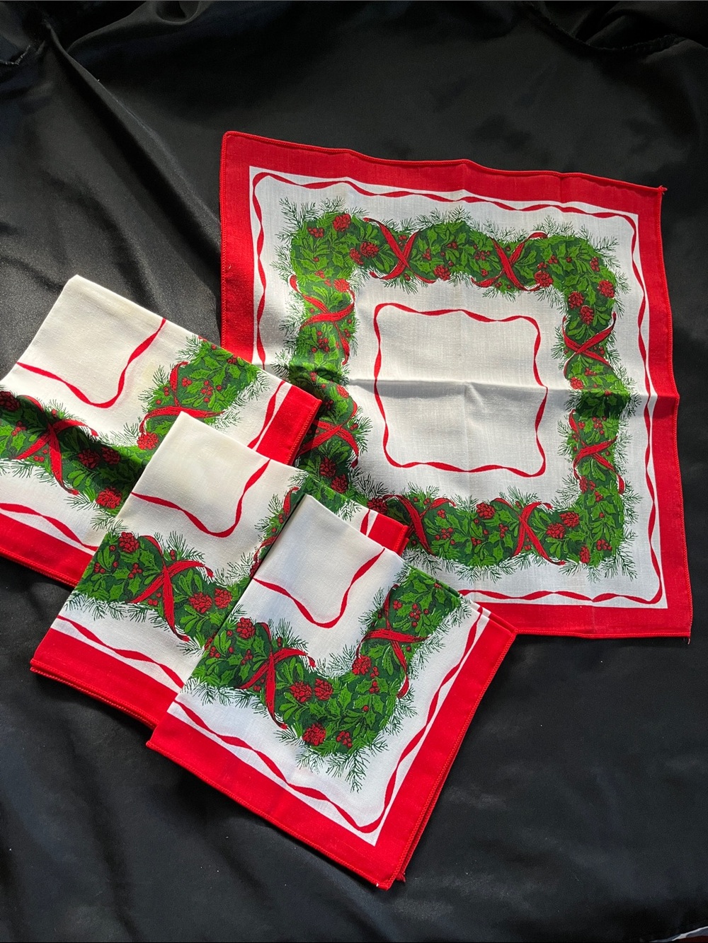 4 Vtg Christmas Holly Wreath Berries Pinecone Ribbon Print Cloth Napkins 16.5”sq